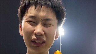 التنمر الذاتي الذي يمارسه زميلي في السكن مذهل حقًا، هل يجب أن أخبره بالحقيقة أم لا؟