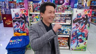 当你逛骑士玩具店入迷但转角遇到心仪的女神时