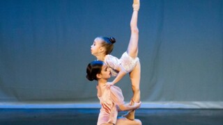 Gadis berbakat asal Rumania, Ilinca Bendeac, dengan jelas menampilkan balet modern "Me and My Sister