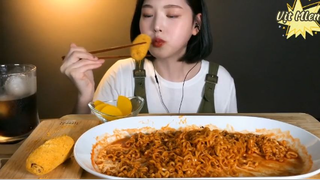 Mì cay khô gà và xúc xích đắp bột chiên giòn 3 #amthuc