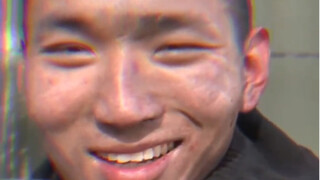 火扑灭了，消防小哥哥露出了温暖的笑容。