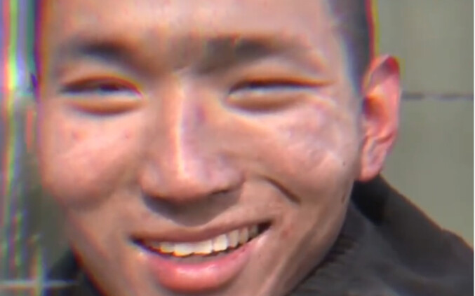 火扑灭了，消防小哥哥露出了温暖的笑容。