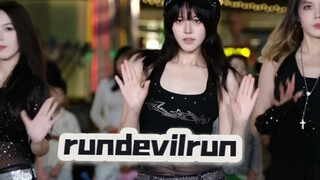 سولار من فرقة ساوث سيتي بأغنية "Run Devil Run"