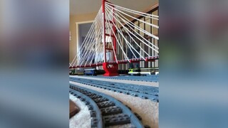 什么家庭啊，居然在屋子里摆这么长的乐高火车轨道，沿途还有各种乐高玩具