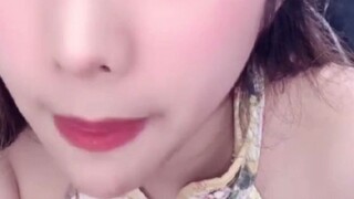 18+ cewe cantik pamer belahan
