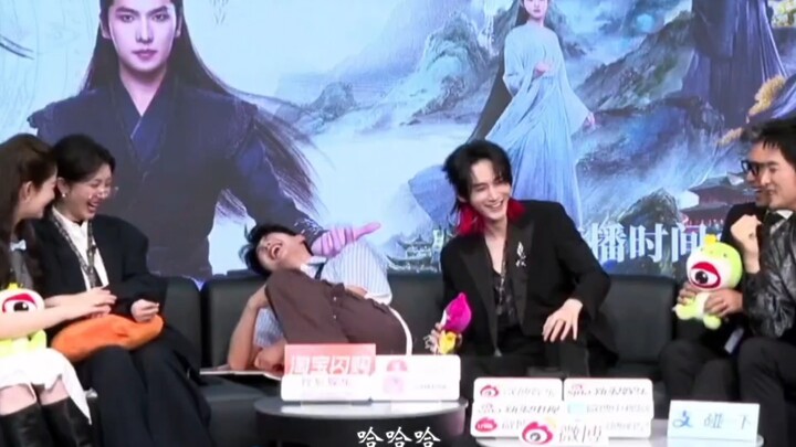 要不把他们抓去录团综吧 这场直播笑点太多了哈哈哈哈