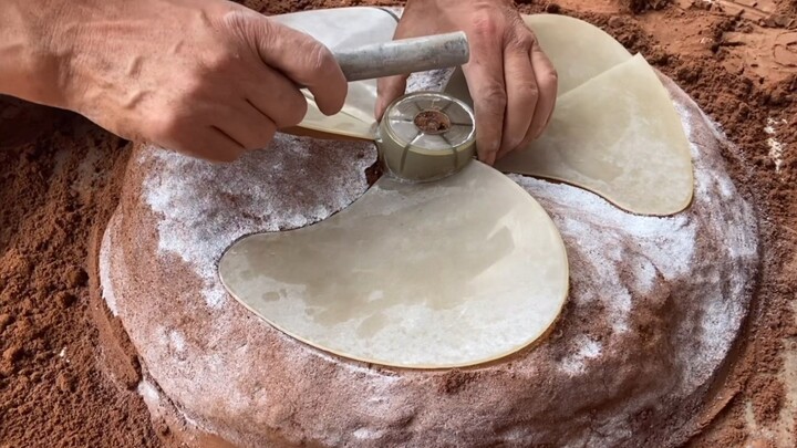 Zhu Makes the First Shaking Electric Fan in the Village.