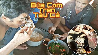 Xem ngư dân Miền Tây bắt cá Nấu Canh Chua Hải Sản ăn cơm trên biển