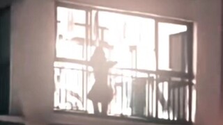 《窗内艳舞》