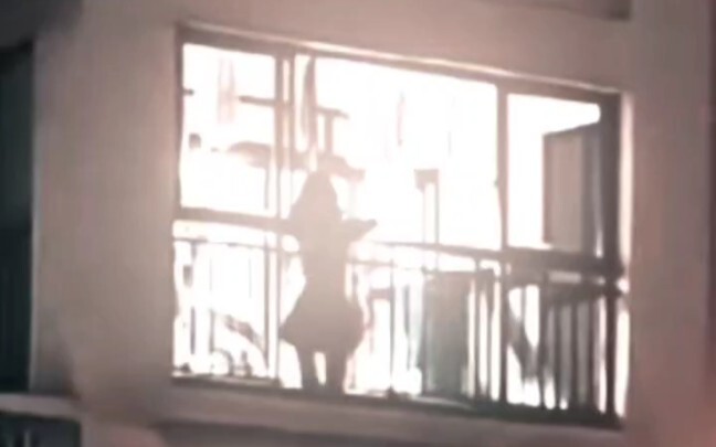 เต้นรำในหน้าต่าง