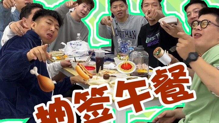 Các sư phụ rút thăm đổi bữa trưa với nhau? Người vui người buồn!