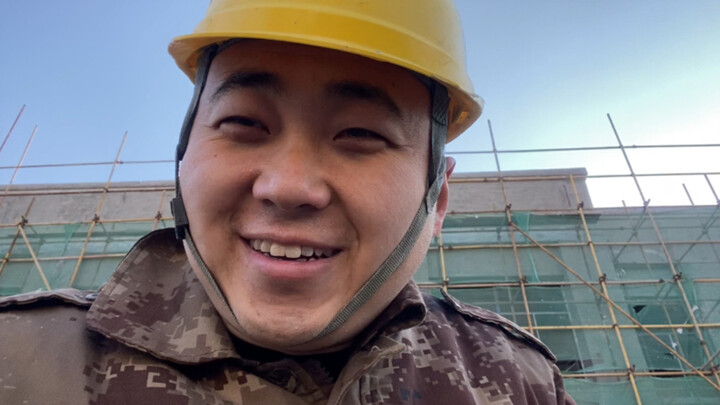 เตียงสองชั้นสุดหรูกว้างขวางในไซต์ก่อสร้าง ท่ามกลางอุณหภูมิ -7°C วันละ 200 หยวน กับคนอายุเท่ากัน 3 คน
