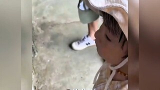 ตอนแรกคิดว่าผู้ปกครองใจเย็นมาก แต่กลับพบว่าเด็กน้อยต่างหากที่ใจเย็นสุดๆ…ฮ่าฮ่าฮ่า