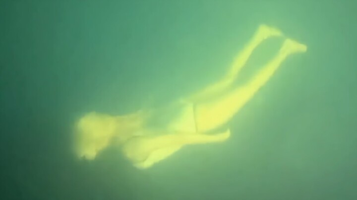 A splash, and the mermaid makes her entrance [Ren Naoi]