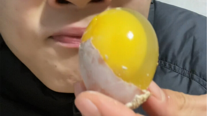 Những quả trứng kỳ lạ