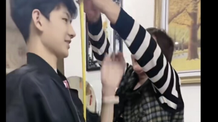 سجلت الأم قياس الطول الذي قامت به الجدة لطالب رياضي في الجامعة! تبين أن طوله 193 سم!!