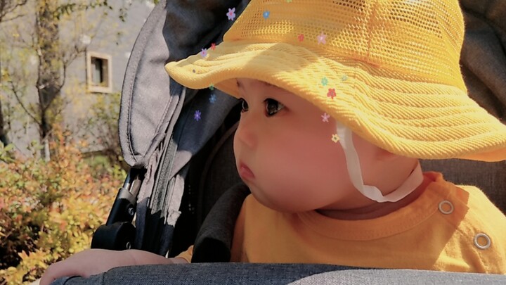 Em bé này vừa đáng yêu lại vừa tinh nghịch! Những biểu cảm lém lỉnh của con làm bố mẹ cười nghiêng n