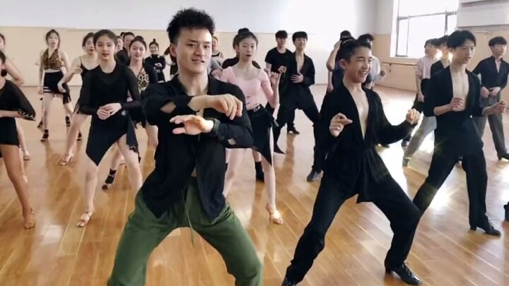 The Momo group learns to dance with the Chinese Latin dance champion, worthy of being a famous teach