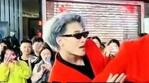 มันเป็น "รักสามเส้า" ที่น่าหลงใหลมากจนสุภาพบุรุษไม่อาจหนีจากความรู้สึกนี้ได้เลยหากไม่มีอารมณ์บางอย่า