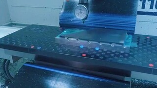 Đâm máy bay, xách thùng, bỏ chạy