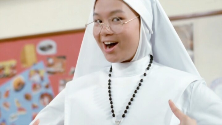 فتاة ترمي المعلمة بطبشور، لكن المعلمة تقبض عليها على الفور