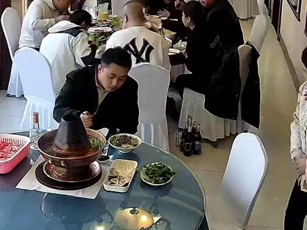 Pernah lihat orang makan hotpot sendirian di restoran?