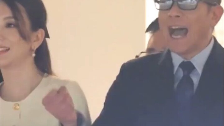 في مساء 14 يونيو، ظهر غو فتشنغ مع زوجته في مضمار سباق الخيل في هونغ كونغ، حيث حققت حصانه “وولين مامي