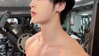 Khi tôi đang trò chuyện video với bố tôi trong phòng ký túc xá...