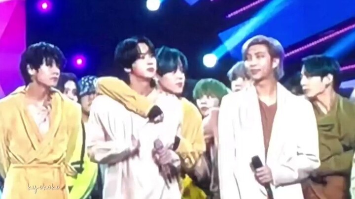 [BTS – Jungkook] Dibalikkan pandang oleh Jungkook, Taehyung diam-diam menarik kerah bajunya