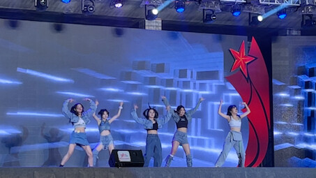 校庆跳了hypeboy半曲和antifragile辣！！！intro编舞是来自dy的yoga！