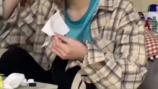 店里来了三个男生暑假工，他们是找了好久才找到这里，很能吃就是...