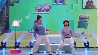 [Li Zixuan] Apakah ada yang belum menonton tarian sofa Doudi Li Zixuan hari ini?