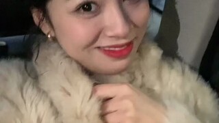 Chỉ là ra ngoài rửa chân thôi, cần thiết phải ăn mặc như vậy không chị ơi