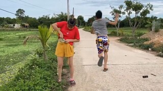 ฉันไม่ได้คาดหวังให้เธอซ่อนมีดไว้ที่นั่น!