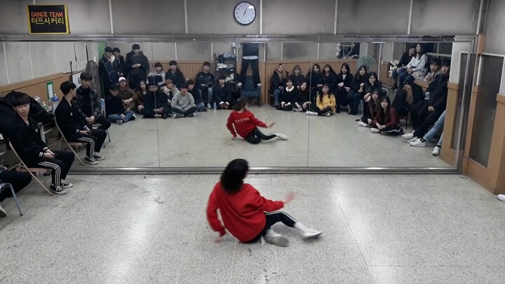 طلاب النادي يرقصون على أغنية Siren - SUNMI