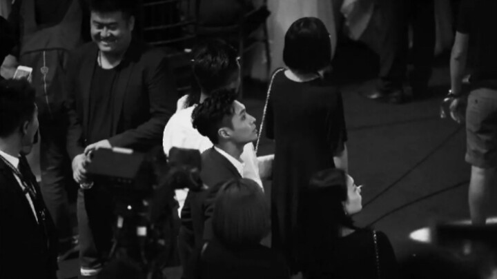 Cậu nhóc này đã tự mình soi sáng cả bầu trời....