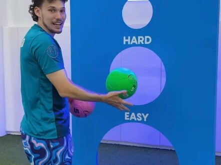 Không phục thì vào đây chiến! Ai sẽ chinh phục được thử thách bóng đá này?