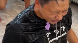 寝室割气球挑战，游戏黑洞不服输，结果可太惨了