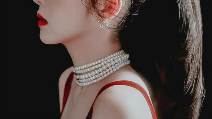 Ngay cả khi có dị vật trong kính áp tròng, nữ thần tượng vẫn có thể đạt được hàng triệu lượt xem