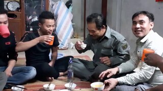 Bia hơi thịt chó nấu riềng mẻ.liên hoan lợp mái nhà trống nóng