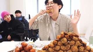 淘气职员挑衅减肥老板，一口一个炸鸡腿，搭配肥宅快乐水！他究竟能不能坚持！？