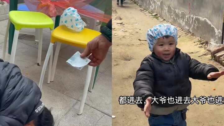 Pesta pernikahan di rumah bikin si bayi imut kewalahan: sibuk sambut tamu, bantu masak, sampai bagi-