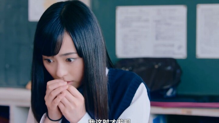 فجأة تكتشف الفتاة المطيعة أن الفتاة الجريئة على الطاولة المجاورة هي في الواقع صديقة طفولتها الحميمة.