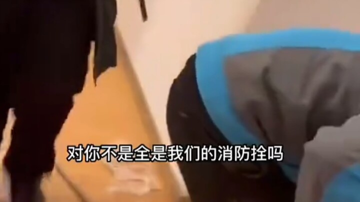 In a residential community in Anhui, a security guard unfastened the safety harness of an air-condit