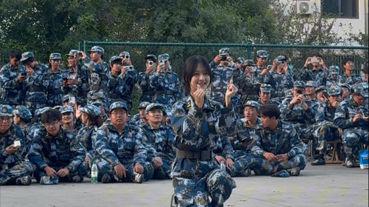 ฉากเด็ด! ทหารหนุ่มเต้นแดนซ์คอสเพลย์