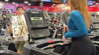 在健身房跑步机前举着这块牌子，看看别人会是什么反应？