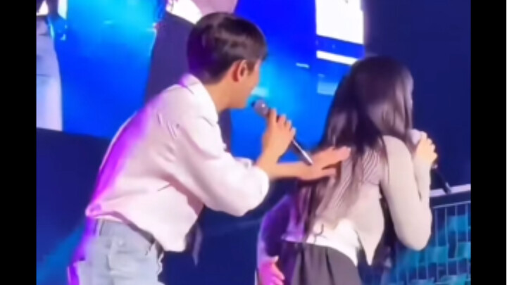 Meibao: Bro (goose), stop it—these are all your fans down there!