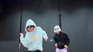 Frost Flower CP Jung Hoseok & Kim Taehyung on the street!