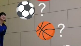 I woke up and saw Fengle and Qianqi playing football.