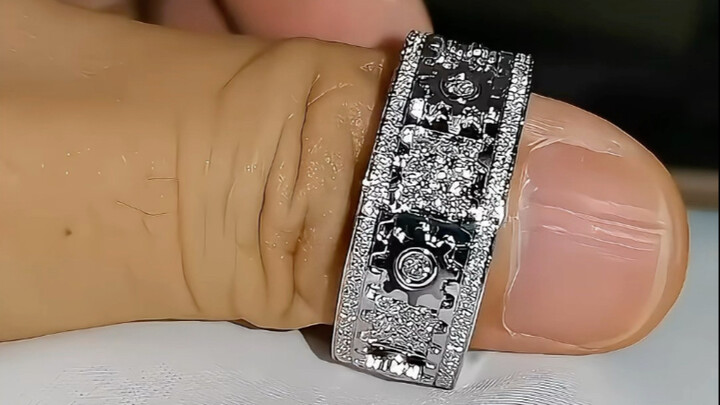 Eight gears can turn a single ring.